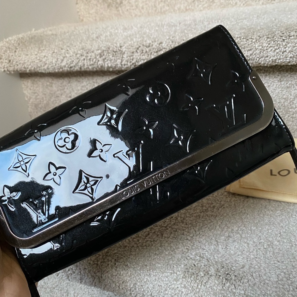 HOLD. Louis Vuitton vernis clutch with strap - Picture 4 of 12